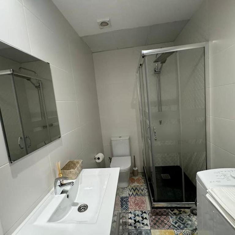 Encanto Madrileño en el Centro - Three-Bedroom Apartment - 27