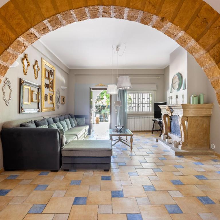 Amazing Villa with pool & Jacuzzi - Villa - 23