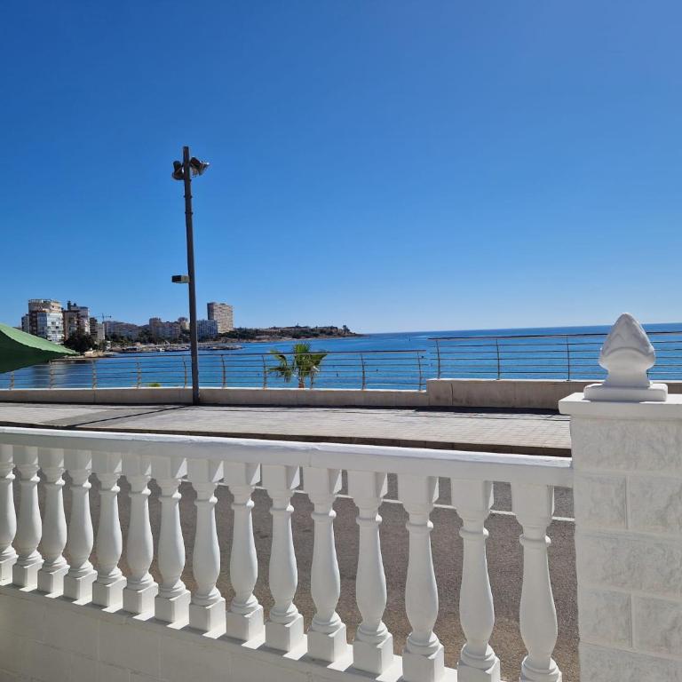 House totally refurbished in 2024, terrace in front of the sea, 1 min walk to the beach, aircon, wifi - One-Bedroom House - 18