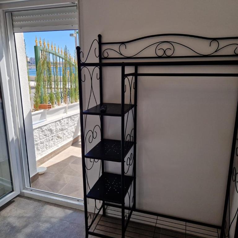 House totally refurbished in 2024, terrace in front of the sea, 1 min walk to the beach, aircon, wifi - One-Bedroom House - 17