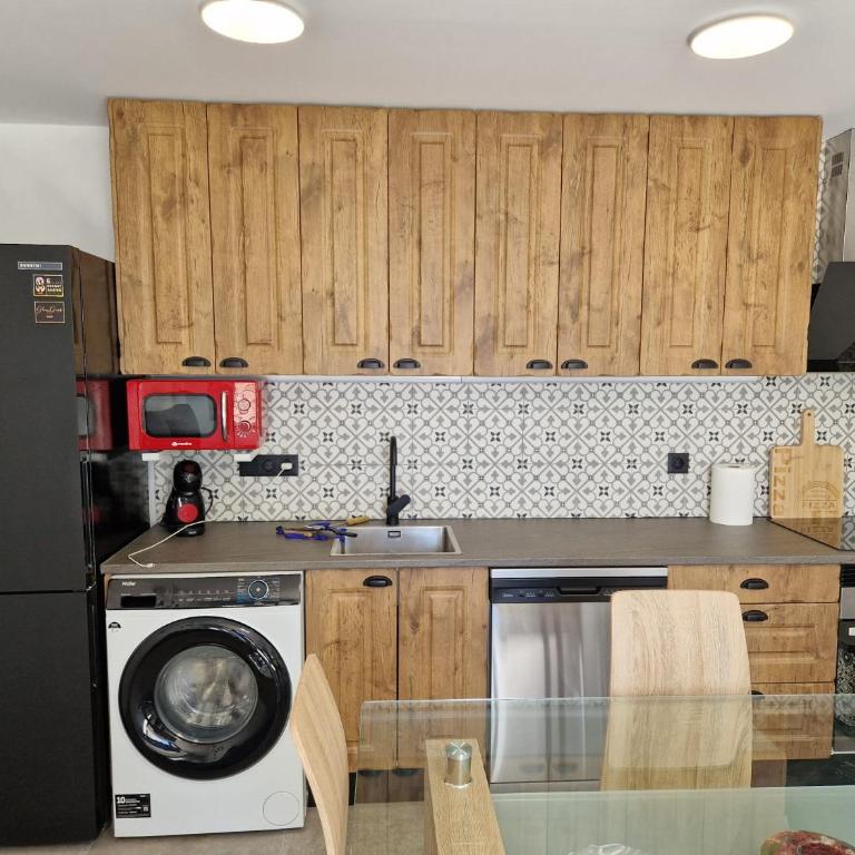 House totally refurbished in 2024, terrace in front of the sea, 1 min walk to the beach, aircon, wifi - One-Bedroom House - 4