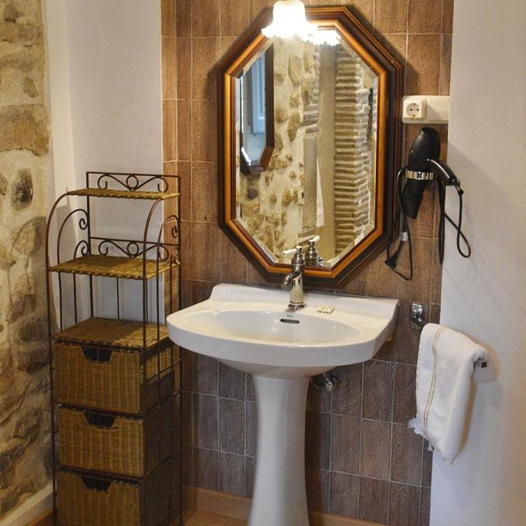Pensió Bellmirall - Habitación Individual con baño privado externo - 4