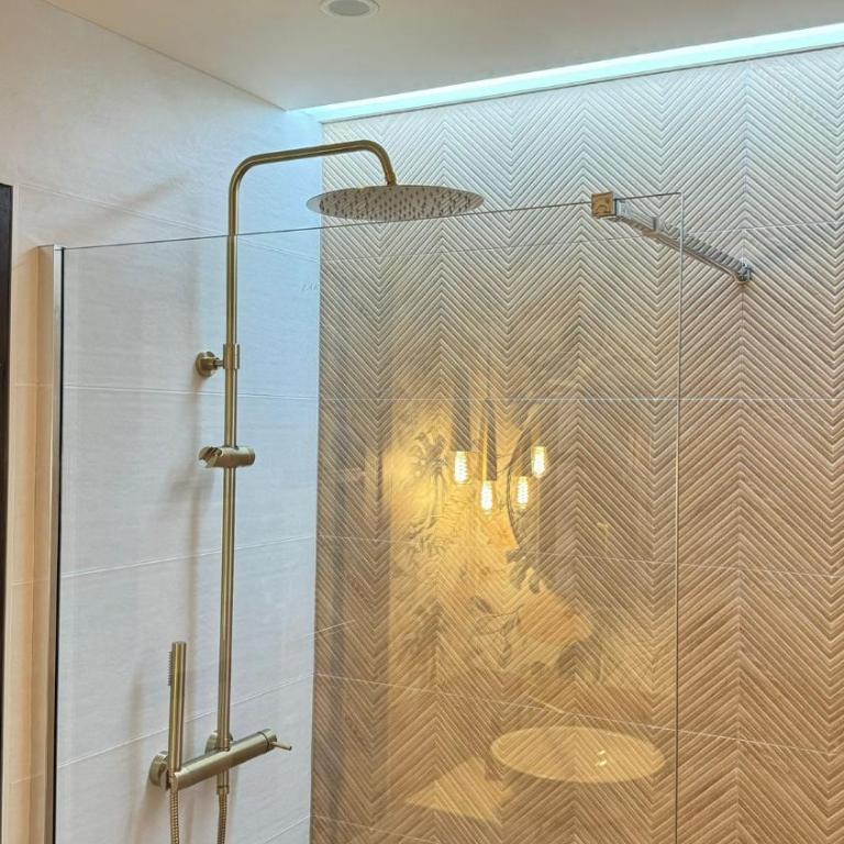 Stylish design w ocean & pool view, King size bed, Wifi,2 Smart Tv, street parking, 2 pools access - Apartamento de 1 dormitorio - 17