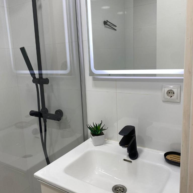 Estudio con Piscina y Parking, Playa a 4 Min a Pie, Tren a 2 Min - One-Bedroom Apartment - 19