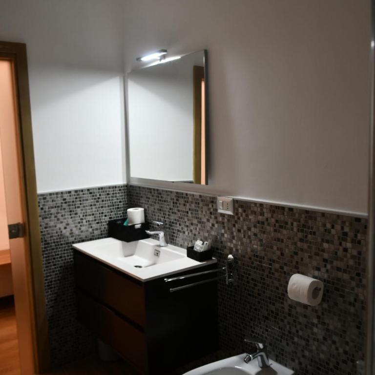 Antico Palazzo - Camera Matrimoniale con Bagno Privato - 8