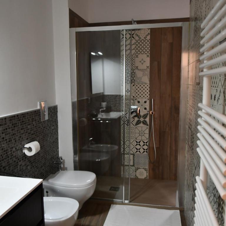 Antico Palazzo - Camera Matrimoniale con Bagno Privato - 9