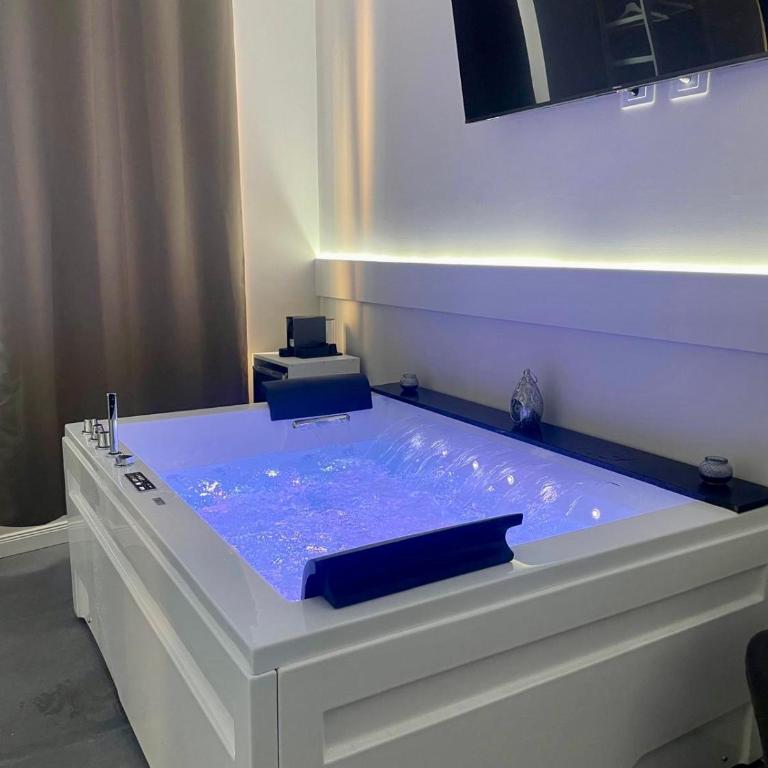 Le Cisterne Guest house Suite&Rooms - Suite King con Vasca Idromassaggio - 20