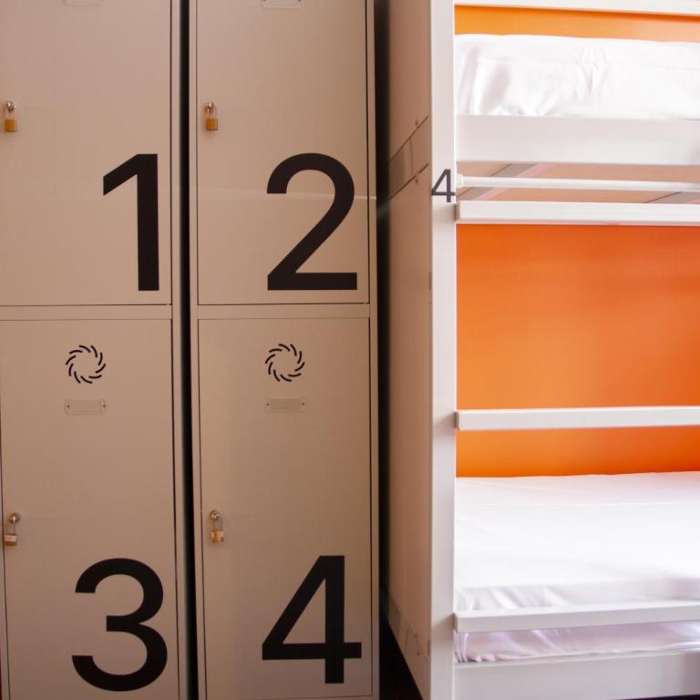 Room Valencia - Bed in 4-Bed Mixed Dormitory Room with Private Bathroom - 1