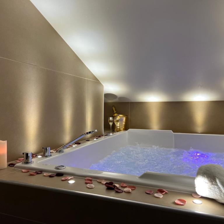 Cocon Blanc câlin avec Jacuzzi privatif - LoveRoom Insolite - Appartement Deluxe - 2