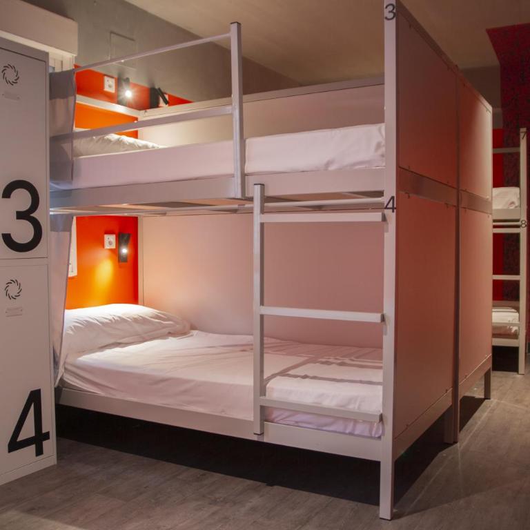 Room Valencia - Bed in 9-Bed Mixed Dormitory Room with Private Bathroom - 2