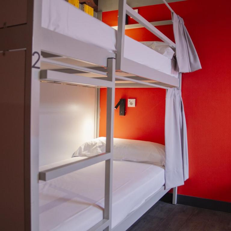 Room Valencia - Bed in 9-Bed Mixed Dormitory Room with Private Bathroom - 4