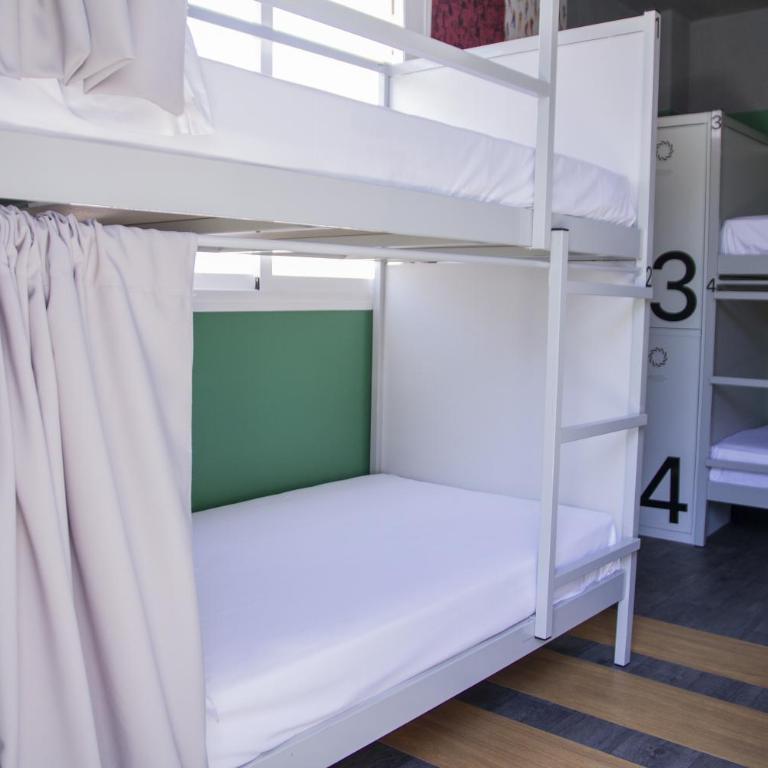 Room Valencia - Bed in 8-Bed Mixed Dormitory Room with Private Bathroom - 4
