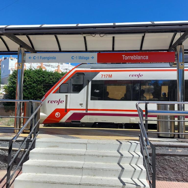 Estudio con Piscina y Parking, Playa a 4 Min a Pie, Tren a 2 Min - One-Bedroom Apartment - 31
