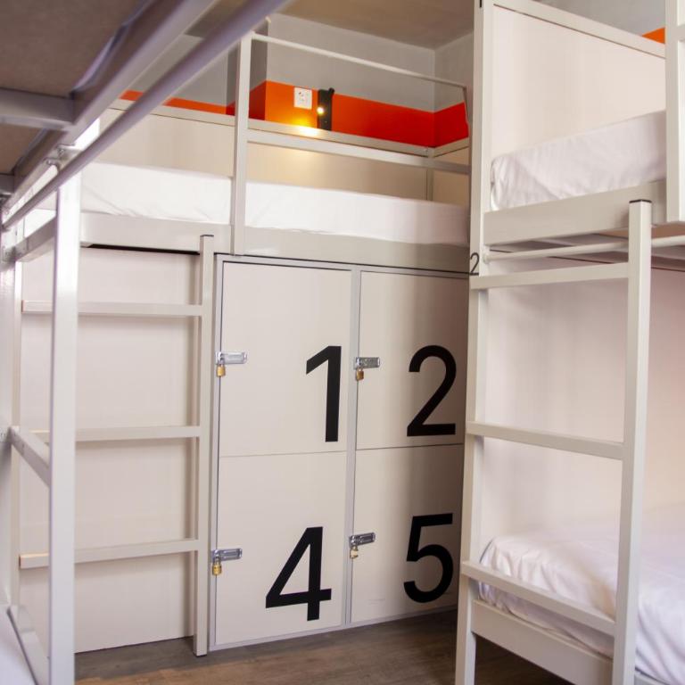 Room Valencia - Bed in 5-Bed Mixed Dormitory Room with Shared Bathroom - 1