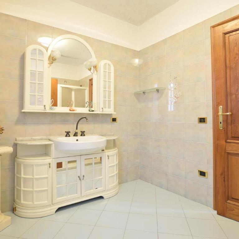 Accogliente Casa Con 4 Camere Da Letto - Casa Vacanze con 4 Camere da Letto - 28