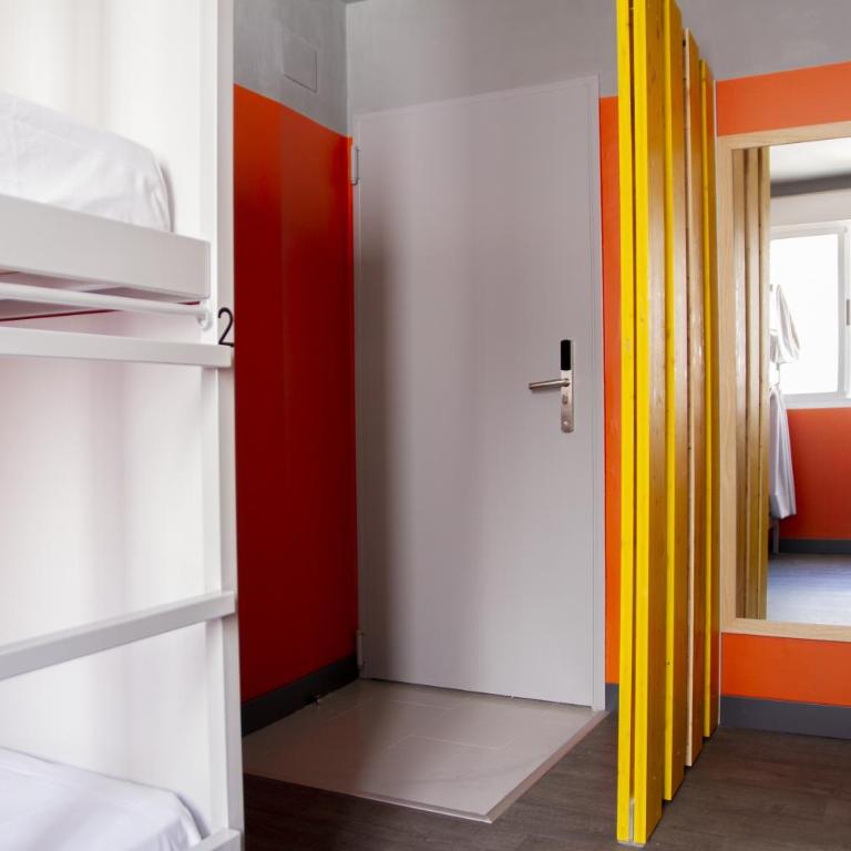 Room Valencia - Bed in 4-Bed Mixed Dormitory Room with Private Bathroom - 6
