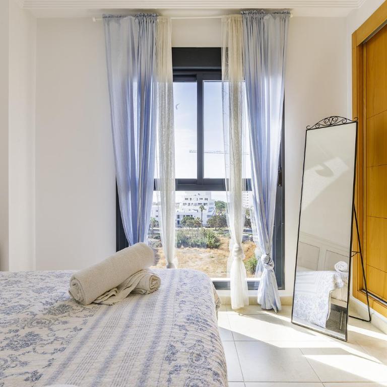 A&N Sea View Family Apartment with Pool & Parking - Three-Bedroom Apartment - 11