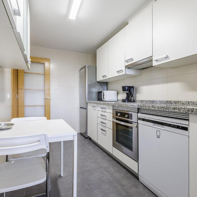 A&N Sea View Family Apartment with Pool & Parking - Three-Bedroom Apartment - 7