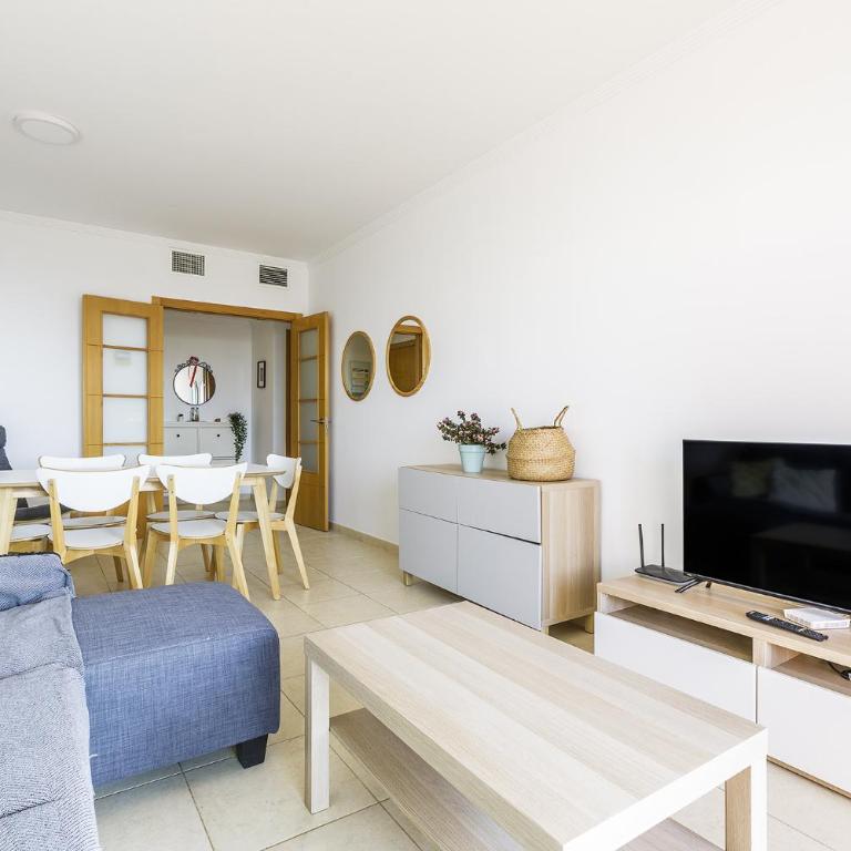 A&N Sea View Family Apartment with Pool & Parking - Three-Bedroom Apartment - 3