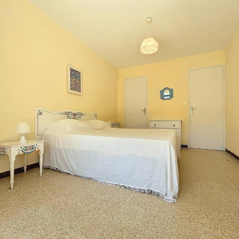Appartement T2 avec Terrasse - Accès Direct Plage des Lecques, Parking, Équipé pour 2-4 Personnes - FR-1-770-8 - Appartement - 8