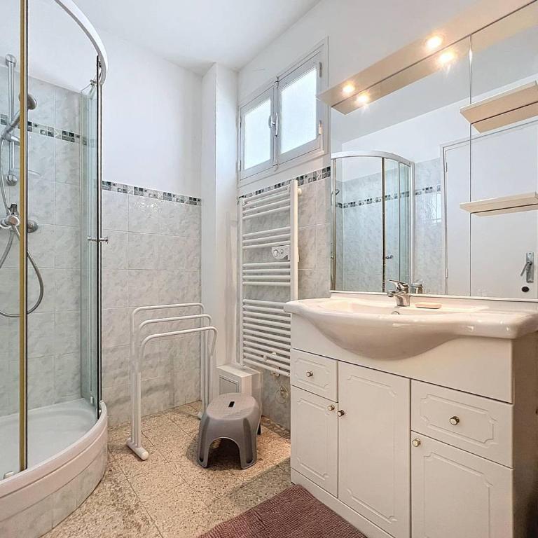 Appartement T2 avec Terrasse - Accès Direct Plage des Lecques, Parking, Équipé pour 2-4 Personnes - FR-1-770-8 - Appartement - 10