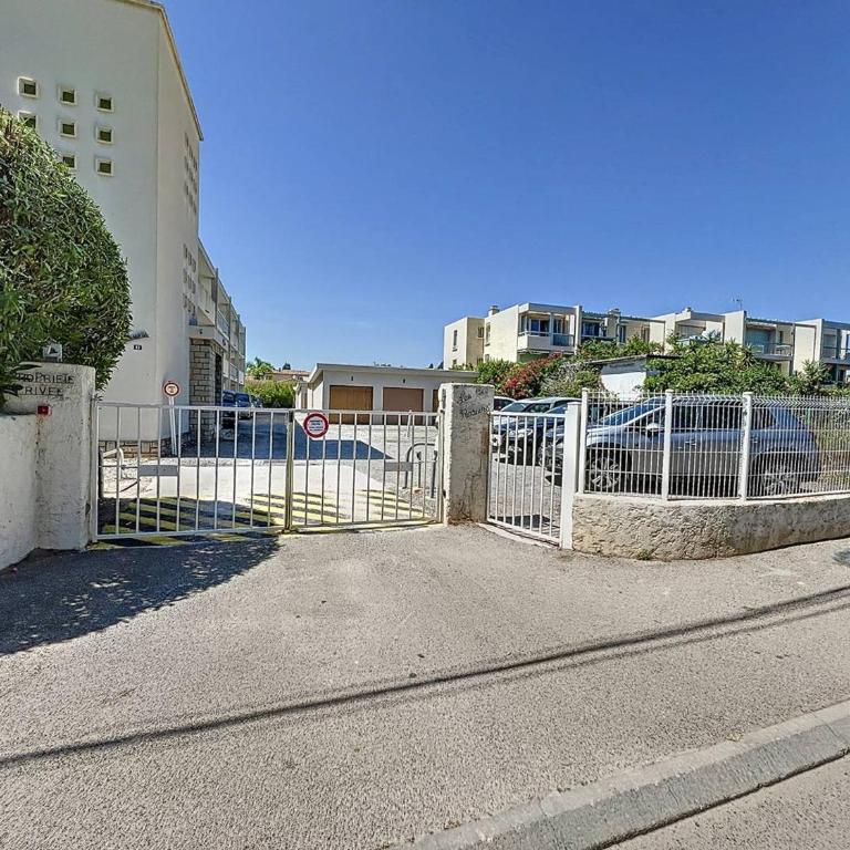 Appartement T2 avec Terrasse - Accès Direct Plage des Lecques, Parking, Équipé pour 2-4 Personnes - FR-1-770-8 - Appartement - 12