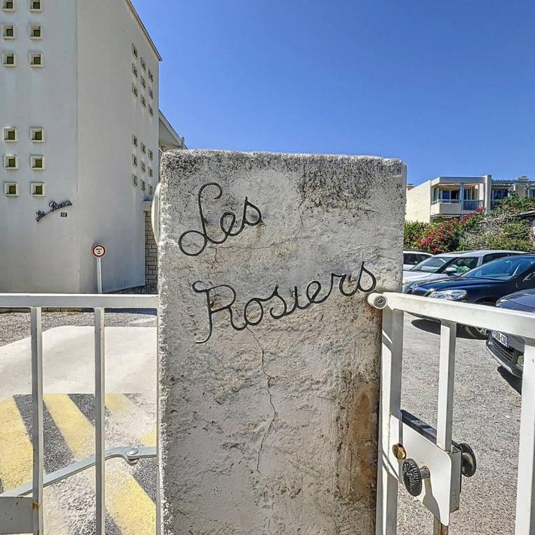 Appartement T2 avec Terrasse - Accès Direct Plage des Lecques, Parking, Équipé pour 2-4 Personnes - FR-1-770-8 - Appartement - 13