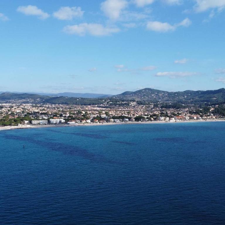 Appartement T2 avec Terrasse - Accès Direct Plage des Lecques, Parking, Équipé pour 2-4 Personnes - FR-1-770-8 - Appartement - 14