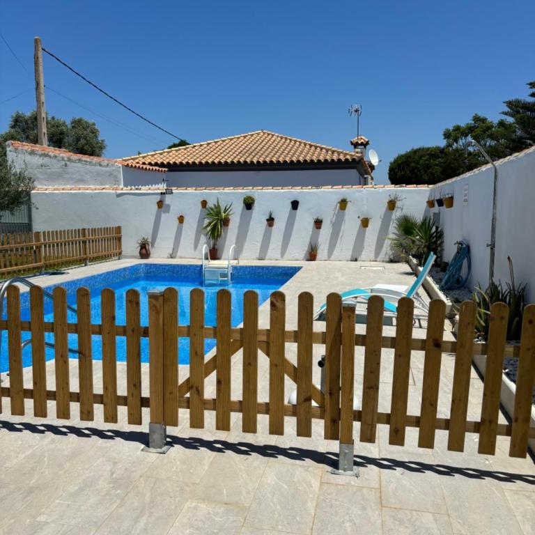 Fantástico chalet con piscina 2 km de la barrosa - Casa de 3 dormitorios - 2