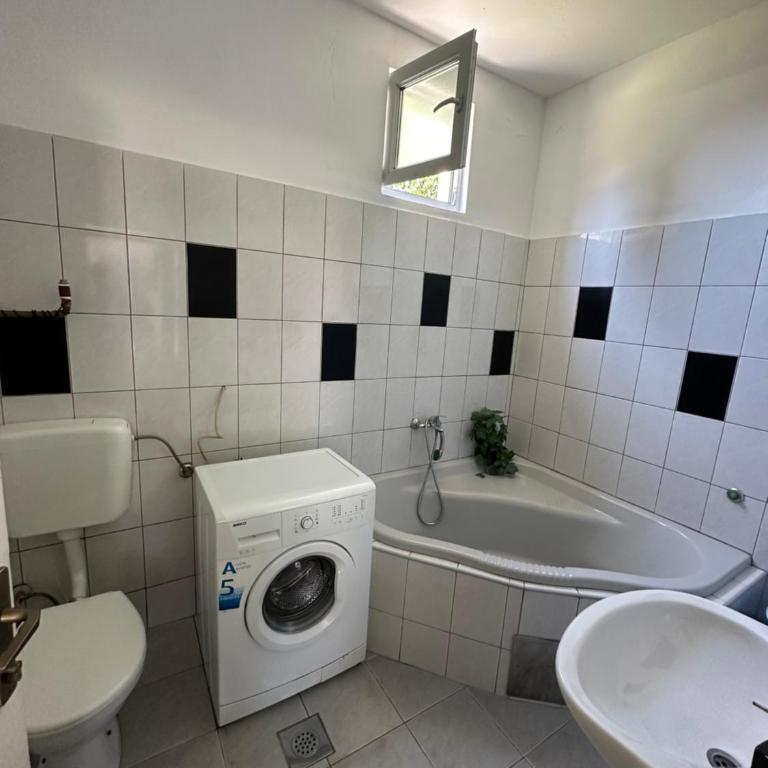 Large Apartment with beautiful Garden 5 minutes away from Airport at Karla Mijića 31 - Apartman sa 2 Spavaće Sobe - 3