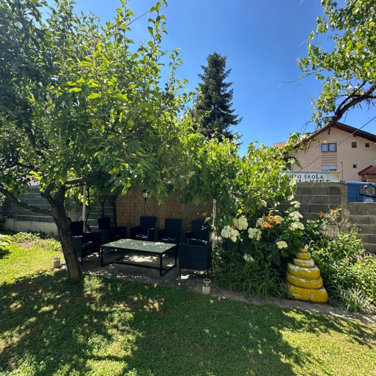 Large Apartment with beautiful Garden 5 minutes away from Airport at Karla Mijića 31 - Apartman sa 2 Spavaće Sobe - 4