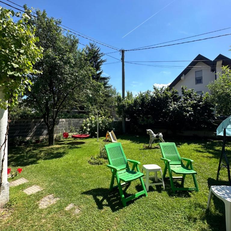 Large Apartment with beautiful Garden 5 minutes away from Airport at Karla Mijića 31 - Apartman sa 2 Spavaće Sobe - 11