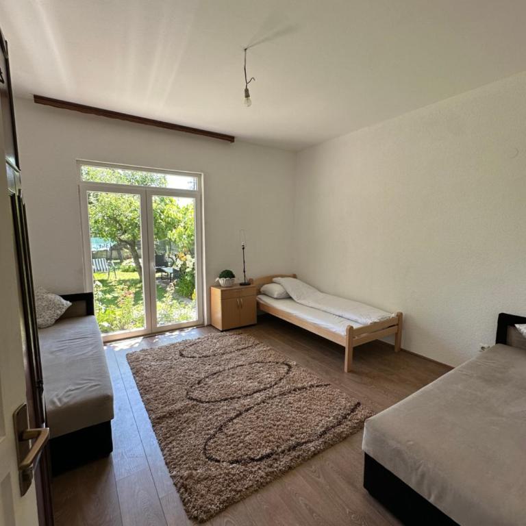 Large Apartment with beautiful Garden 5 minutes away from Airport at Karla Mijića 31 - Apartman sa 2 Spavaće Sobe - 14