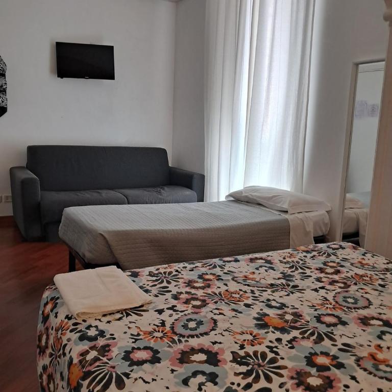 Domus Filiberto by Local Domus - Camera Tripla Basic con Bagno in Comune - 2