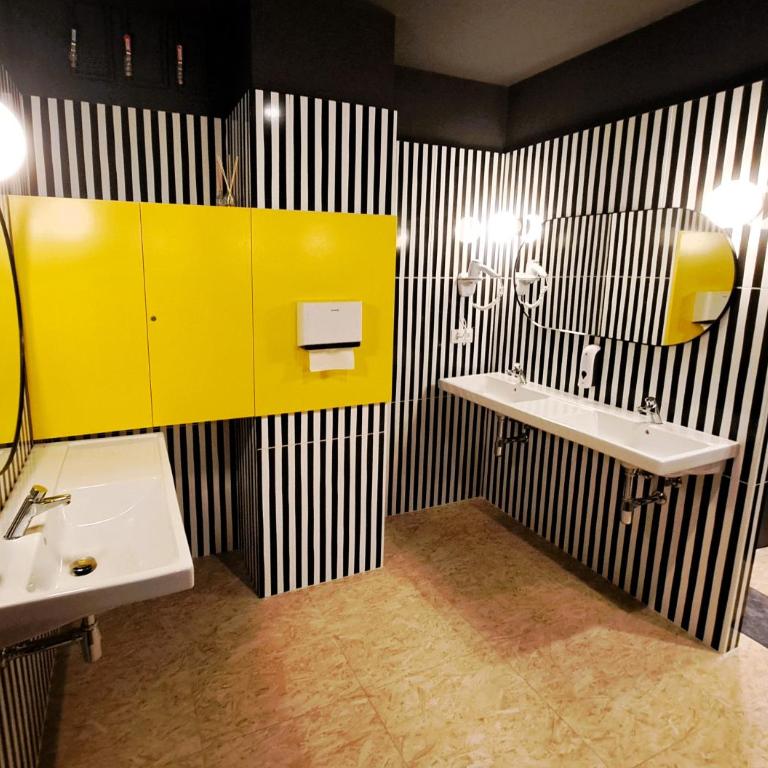 Bed & Bike Barcelona - Bed in 16-Bed Mixed Dormitory Room - 4