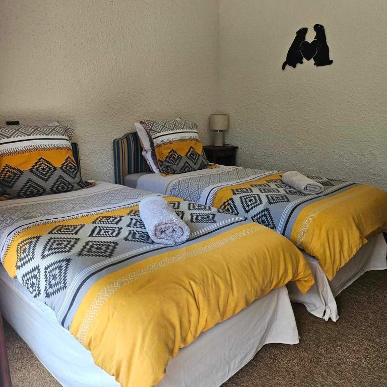 Cinéma, Chambre Privée Au Le Refuge Du Phoenix - Chambre Lits Jumeaux - Vue sur Montagne - 15