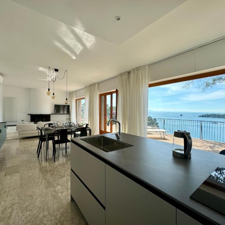 Exclusive designer apartment Facing Palmaria Island Spacious scenic terrace Bright Modern Interiors Fully equipped kitchen Air conditioning Private parking Up to 6 guests - Casa Vacanze - 20