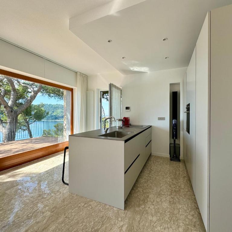 Exclusive designer apartment Facing Palmaria Island Spacious scenic terrace Bright Modern Interiors Fully equipped kitchen Air conditioning Private parking Up to 6 guests - Casa Vacanze - 18