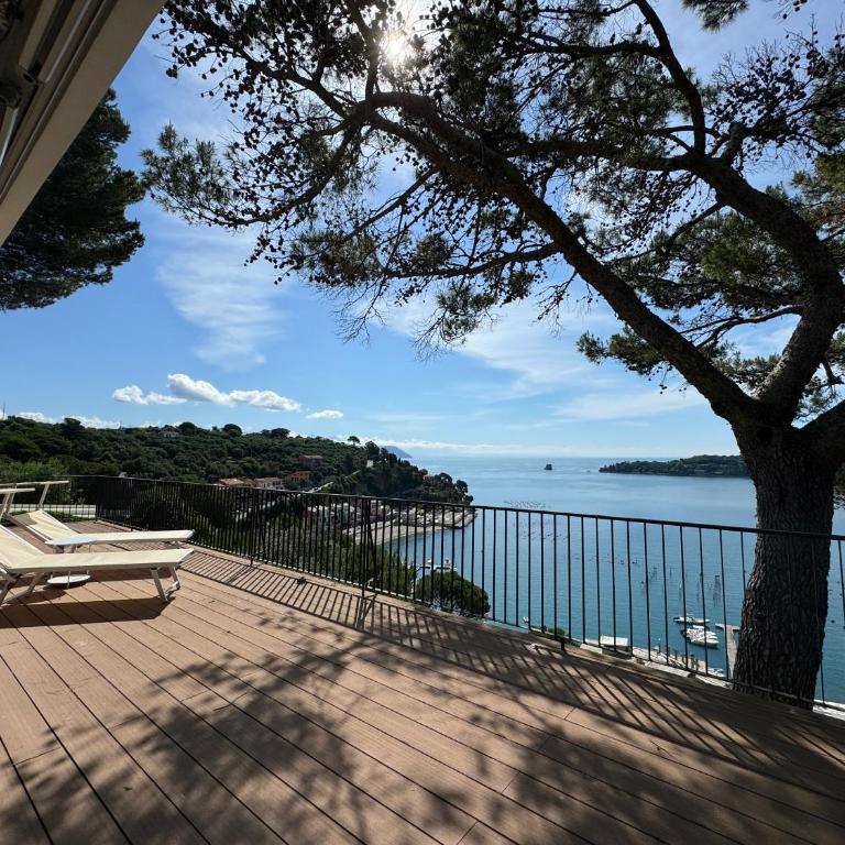 Exclusive designer apartment Facing Palmaria Island Spacious scenic terrace Bright Modern Interiors Fully equipped kitchen Air conditioning Private parking Up to 6 guests - Casa Vacanze - 1