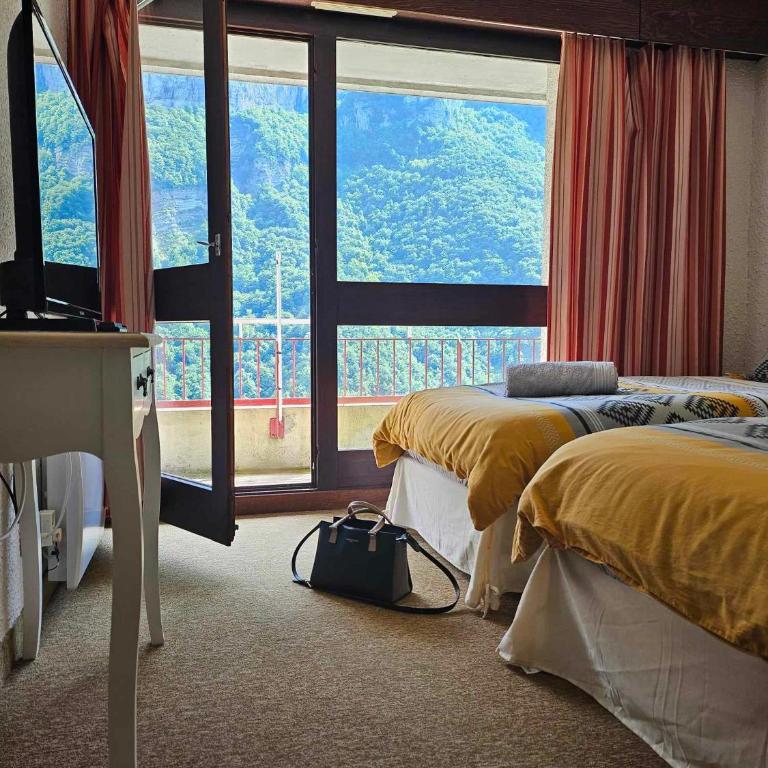 Cinéma, Chambre Privée Au Le Refuge Du Phoenix - Chambre Lits Jumeaux - Vue sur Montagne - 13