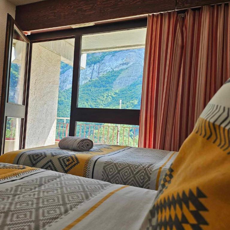 Cinéma, Chambre Privée Au Le Refuge Du Phoenix - Chambre Lits Jumeaux - Vue sur Montagne - 12