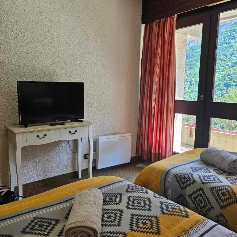 Cinéma, Chambre Privée Au Le Refuge Du Phoenix - Chambre Lits Jumeaux - Vue sur Montagne - 11