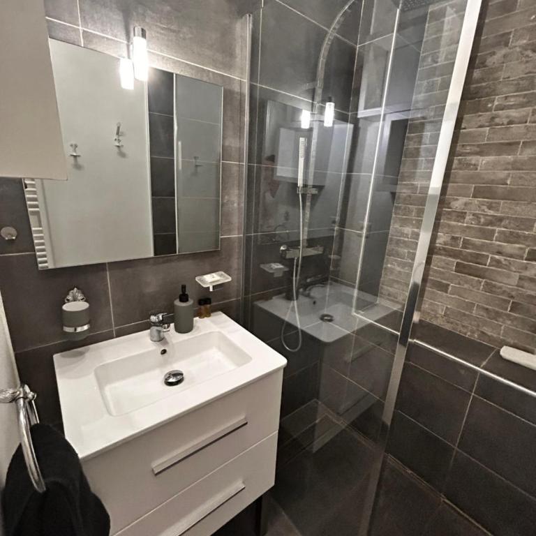 Superbe studio, 200 m de la mer, climatisé avec terrasse et parking privé - Estudio con terraza - 16