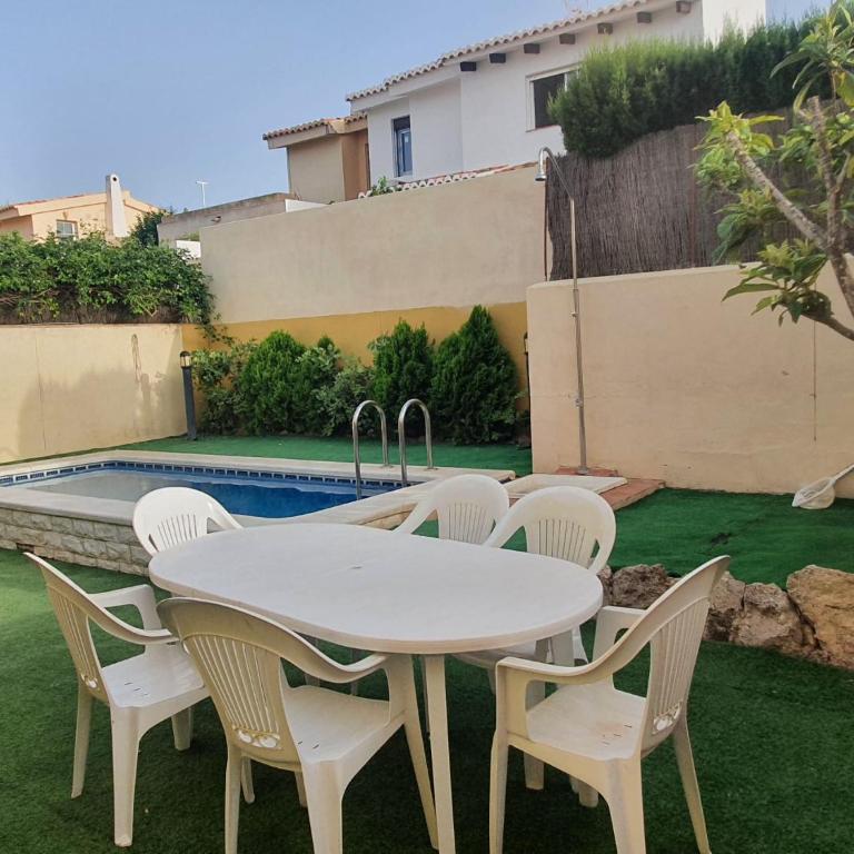 Bungalow con piscina 28 - Three-Bedroom House - 18