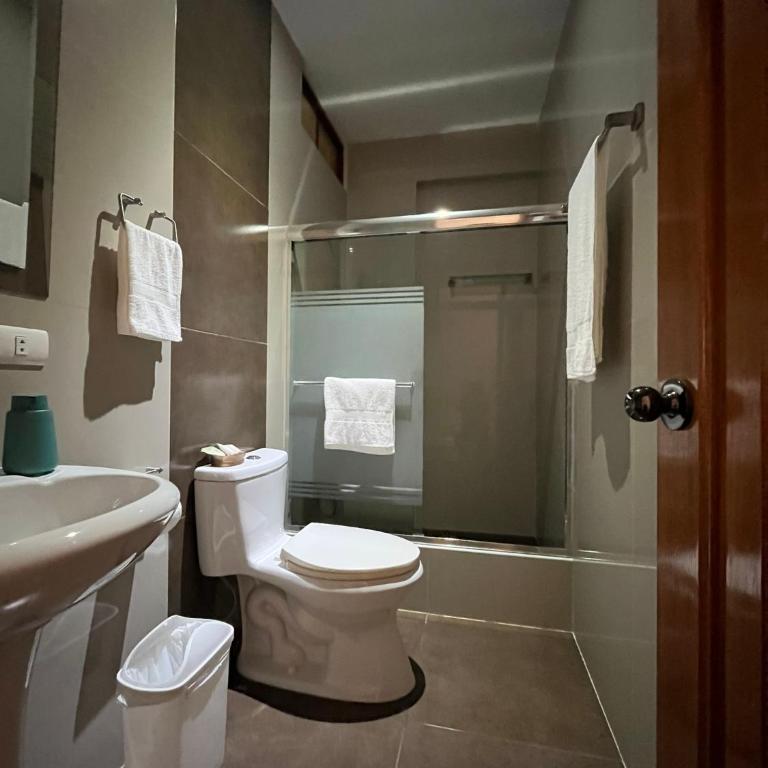 Casa Oxapampa - Habitación con cama grande y vistas al jardín - 9