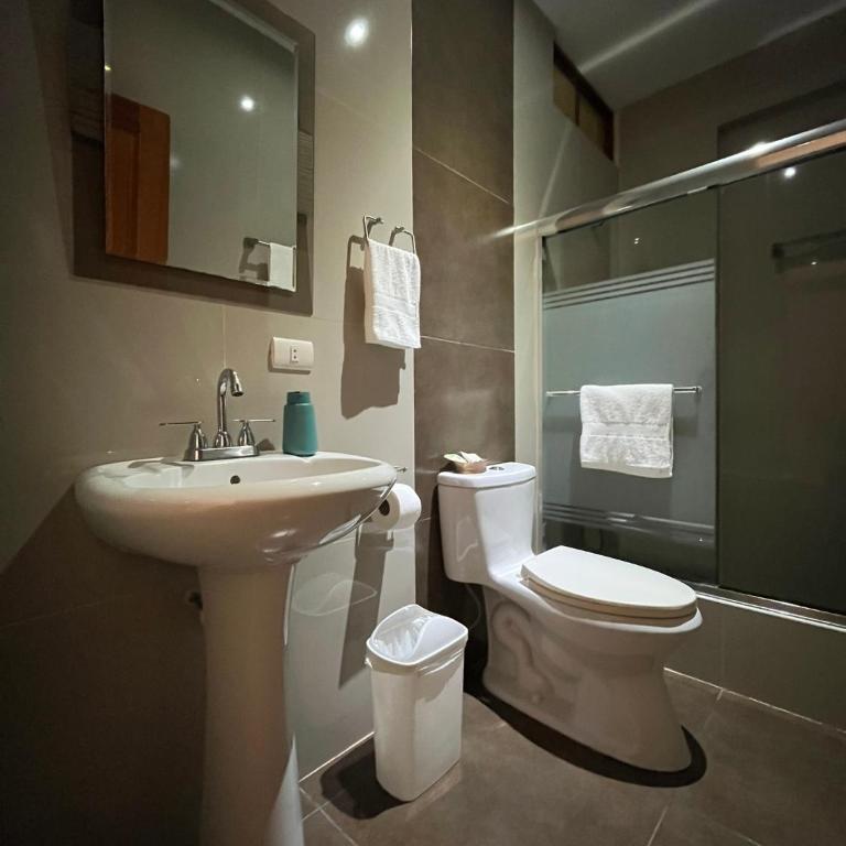 Casa Oxapampa - Habitación con cama grande y vistas al jardín - 10