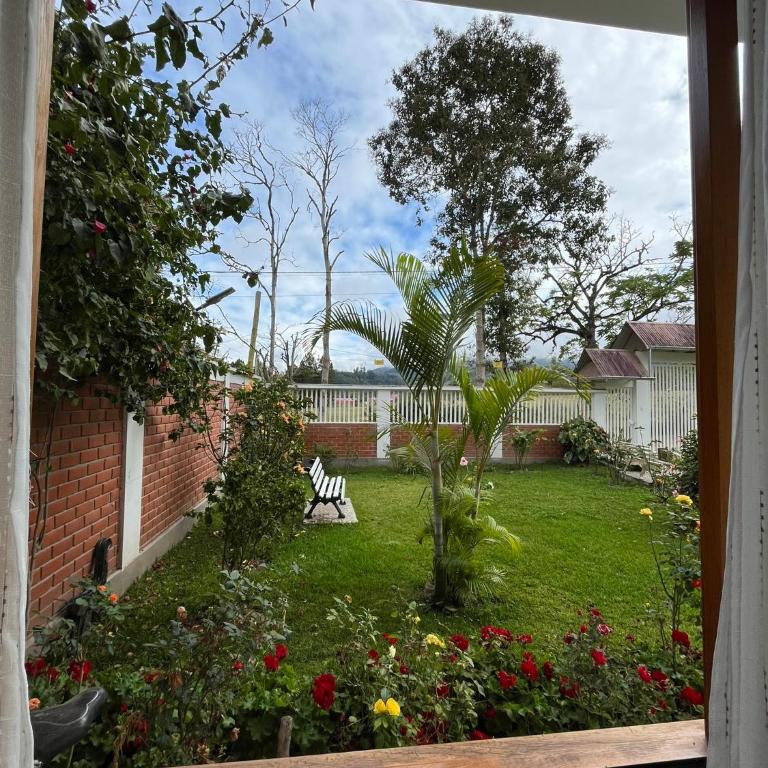 Casa Oxapampa - Habitación con cama grande y vistas al jardín - 11