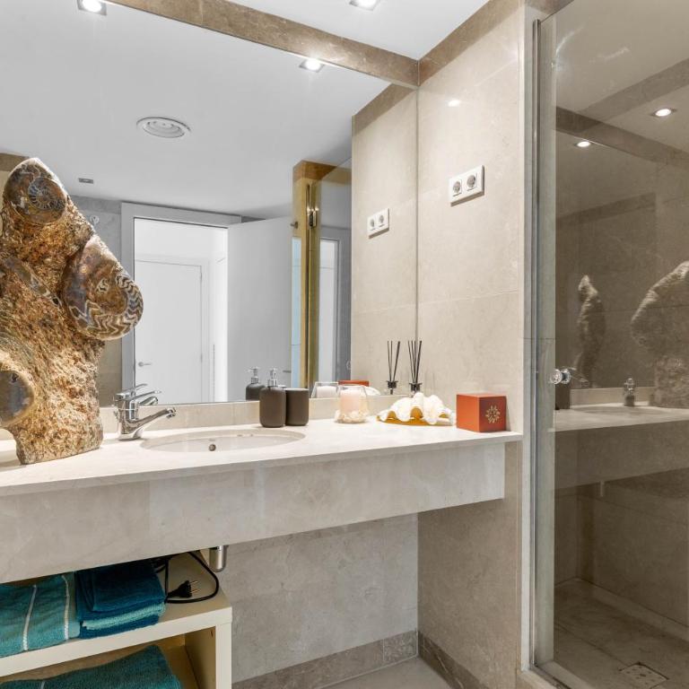 Penthouse Duplex with Epic Views - Apartment - 29