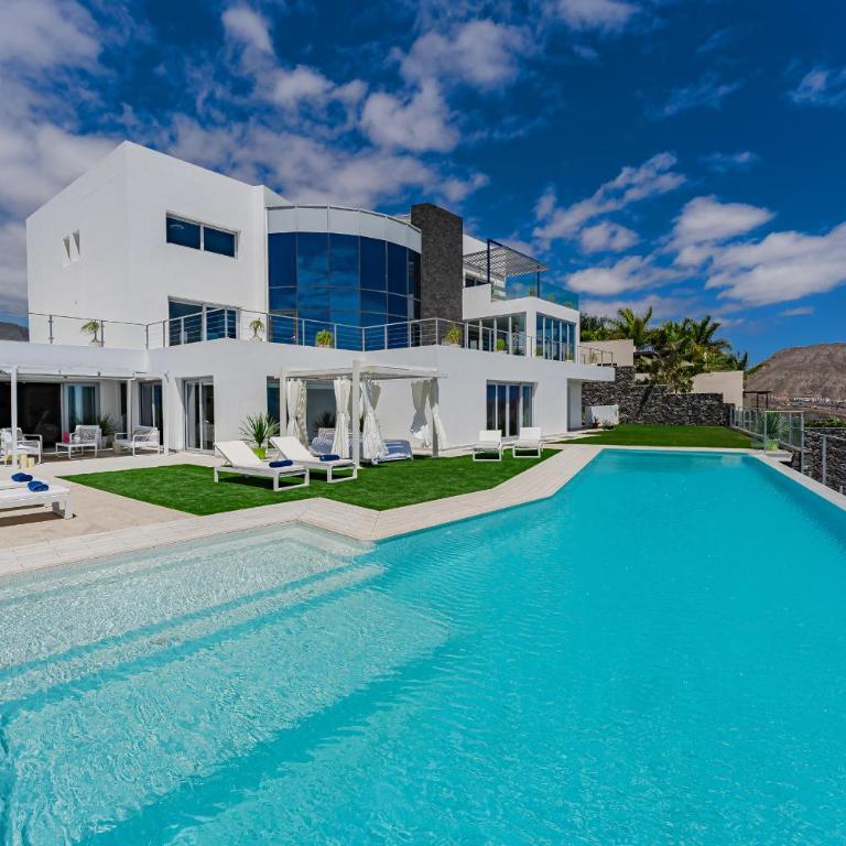 The Eagles Luxury Spa Villa Overlooking Siam Park Sleeps 14 - Villa Estándar - 1