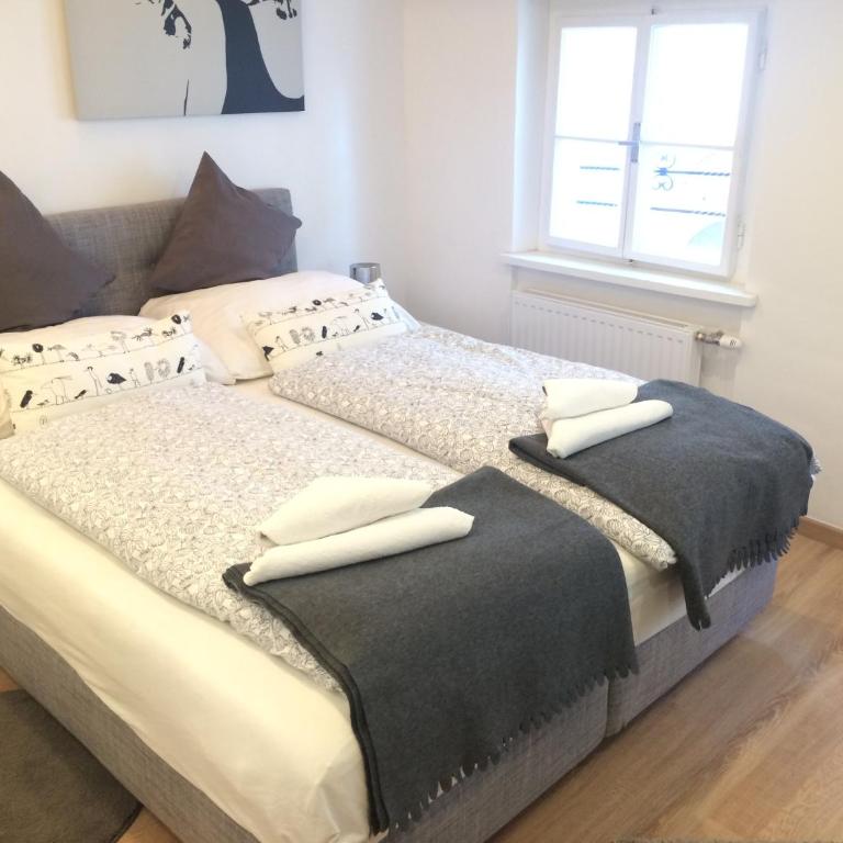 Cityhotel Junger Fuchs - Doppel- oder Zweibettzimmer - 1